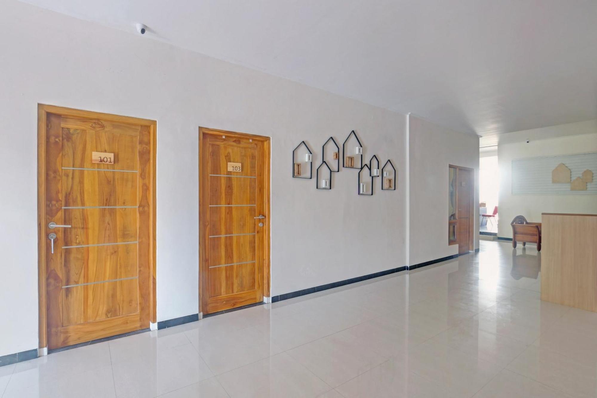 Отель Oyo Capital O 90410 Griya Amanah Jajar Syariah Surakarta  Экстерьер фото