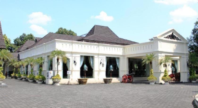 Отель Oyo Capital O 90410 Griya Amanah Jajar Syariah Surakarta  Экстерьер фото